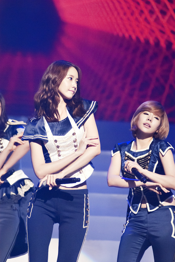 [PIC][01-09-2012]SNSD tại buổi Giao lưu và Ký tặng cho fan hâm mộ được tổ chức bởi thương hiệu "LOOK" vào chiều nay - Page 5 134C2A34504293DA1487B7