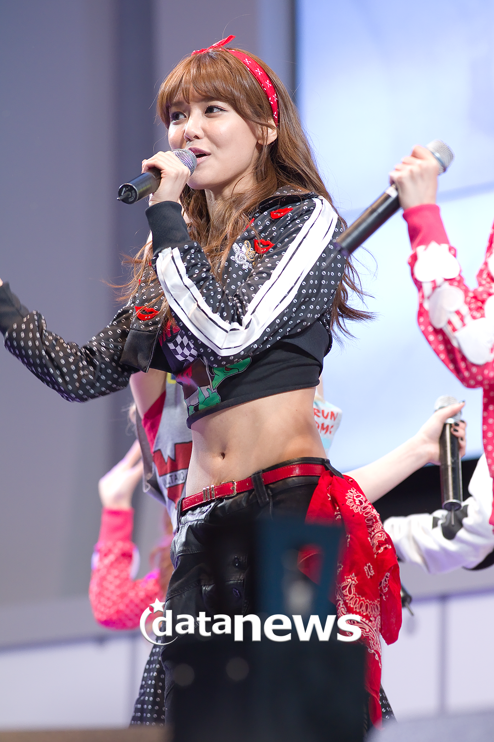 [PIC][07-04-2013]SNSD biểu diễn tại "LG Cinema 3D Festival" ở Lotte World vào tối nay - Page 3 2116BD3D51626A93171E52