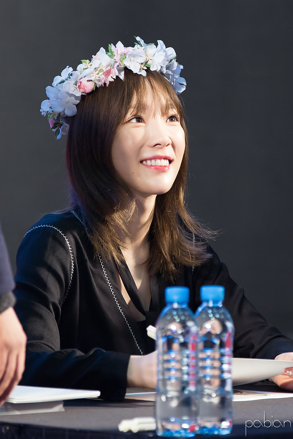 [PIC][18-11-2016]TaeYeon khởi hành đi Busan để tham dự buổi Fansign cho thương hiệu "Sword & Magic" vào hôm nay - Page 3 21397250582ED5F9033E63