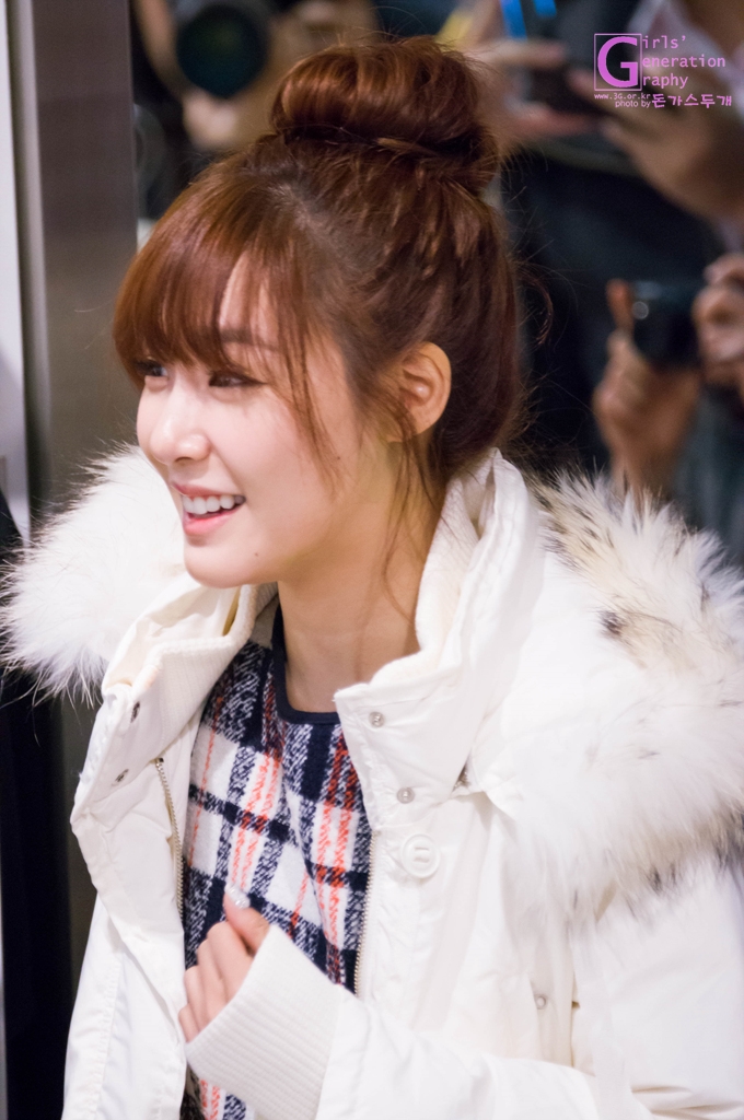 [PIC][28-11-2013]Tiffany ghé thăm cửa hàng "QUA" ở Hyundai Department Store vào trưa nay - Page 2 2155DF4552975621119AAB