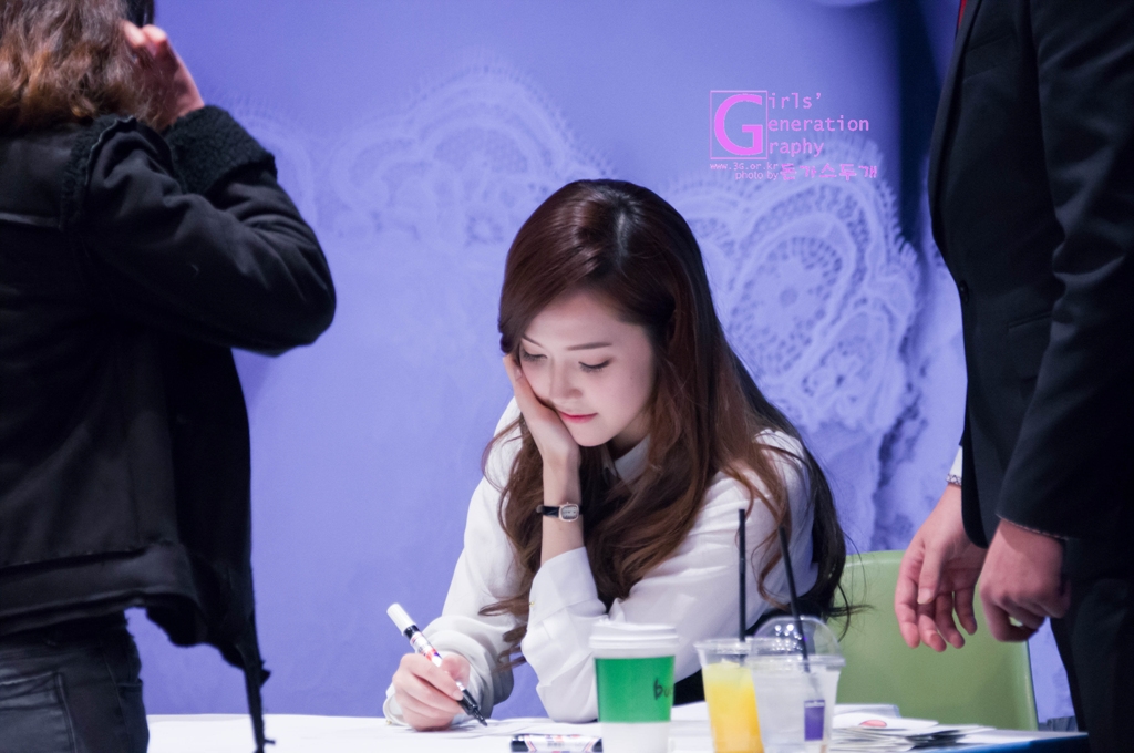 [PIC][01-12-2013]Jessica xuất hiện tại buổi fansign thứ 2 cho thương hiệu "STONEHENgE" vào trưa nay - Page 2 2202CC50529C60FF241309