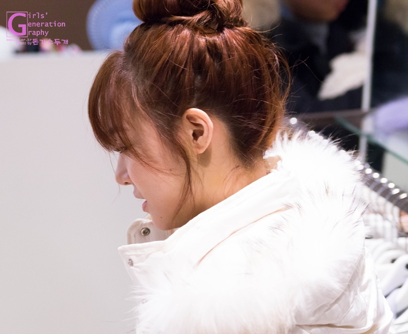 [PIC][28-11-2013]Tiffany ghé thăm cửa hàng "QUA" ở Hyundai Department Store vào trưa nay - Page 2 221144455297562326B006