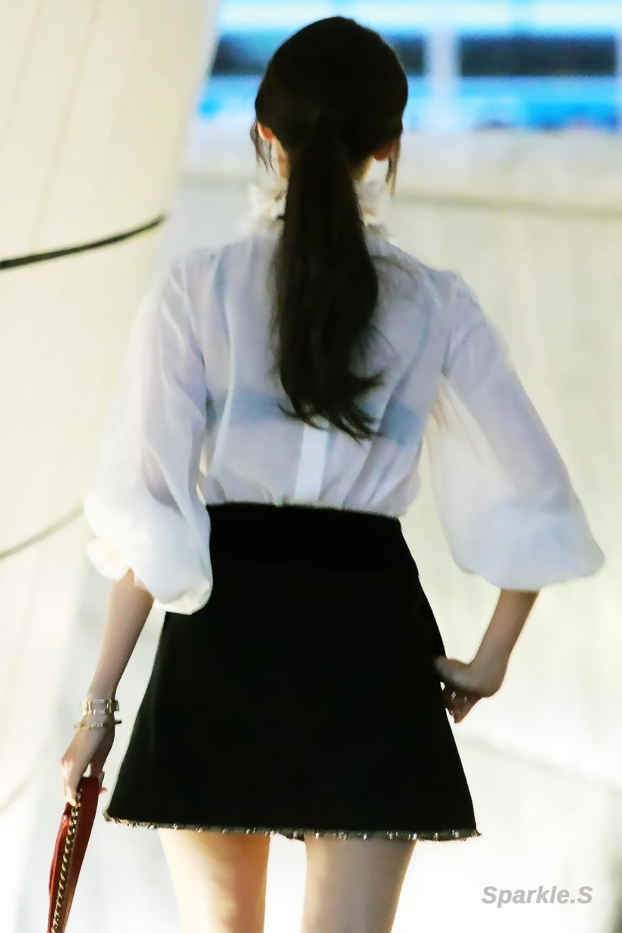 [PIC][04-05-2015]YoonA tham dự sự kiện "Chanel Cruise Collection Show in Seoul" vào tối nay 230D164C5547AF3901DF86