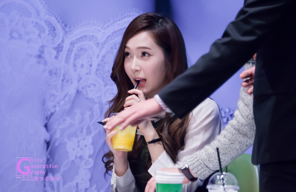 [PIC][01-12-2013]Jessica xuất hiện tại buổi fansign thứ 2 cho thương hiệu "STONEHENgE" vào trưa nay - Page 2 2325D450529C610316F49B