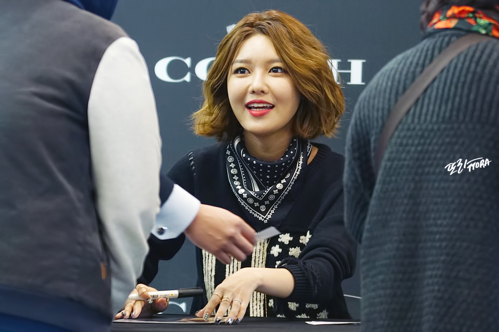  [PIC][27-11-2015]SooYoung tham dự buổi Fansign cho thương hiệu "COACH" tại Lotte Department Store Busan vào trưa nay 2326163756754F861D96BC