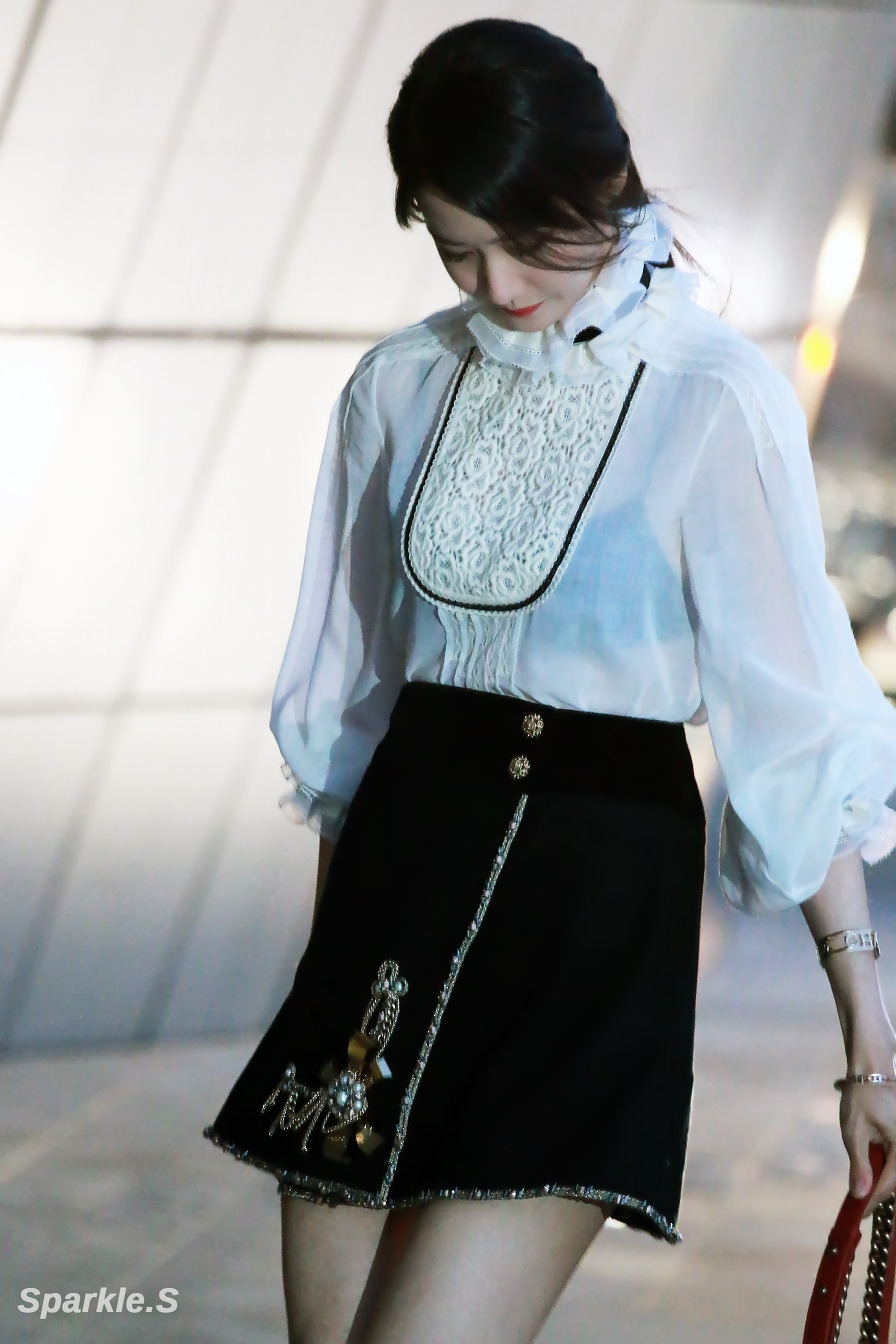 [PIC][04-05-2015]YoonA tham dự sự kiện "Chanel Cruise Collection Show in Seoul" vào tối nay 2335BD4C5547AF3435FC50