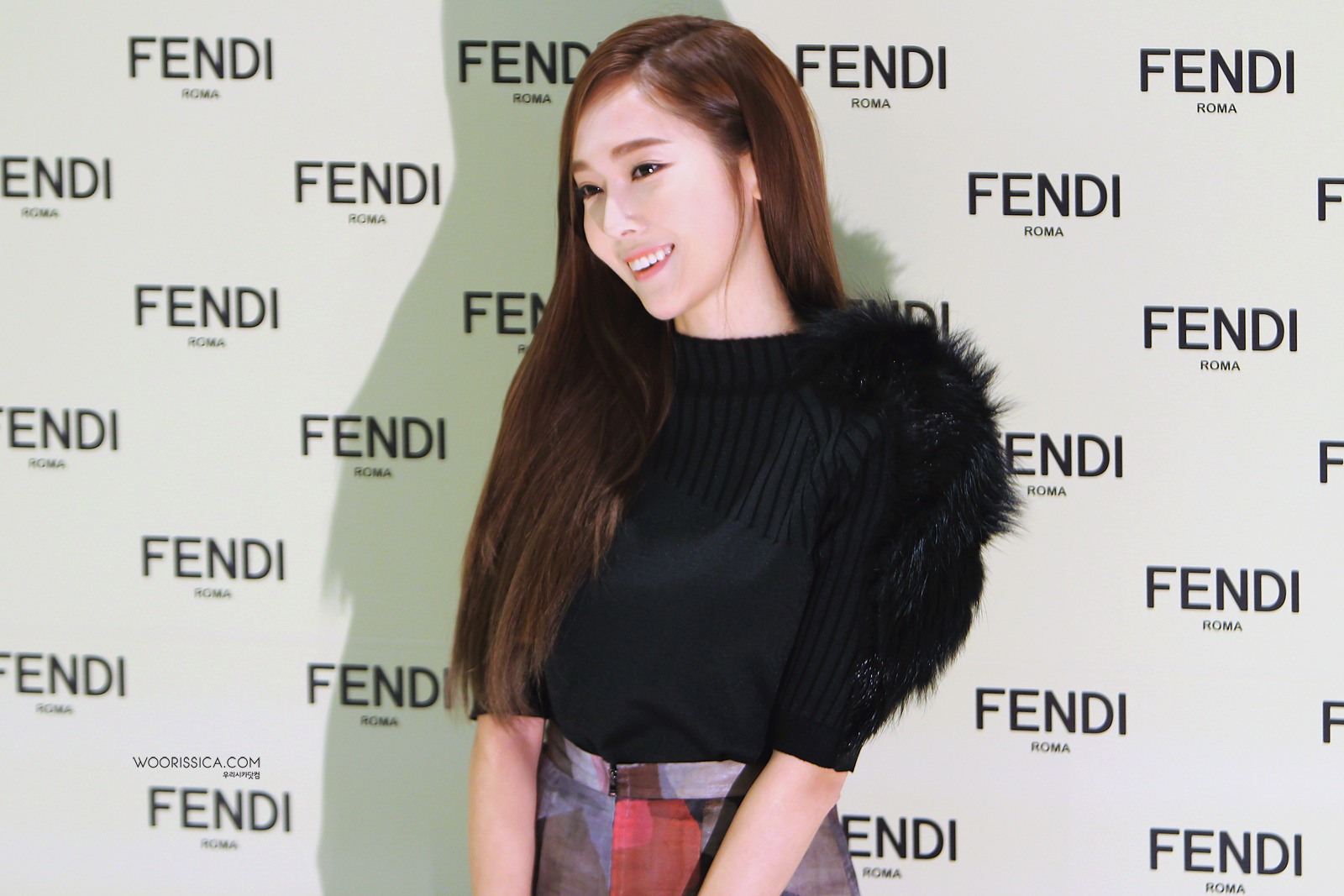 [PIC][24-11-2014]Jessica tham dự sự kiện khai trương cửa hàng "Fendi" tại Lotte World - Seoul vào chiều nay 233E5E425475E5111AA5C5