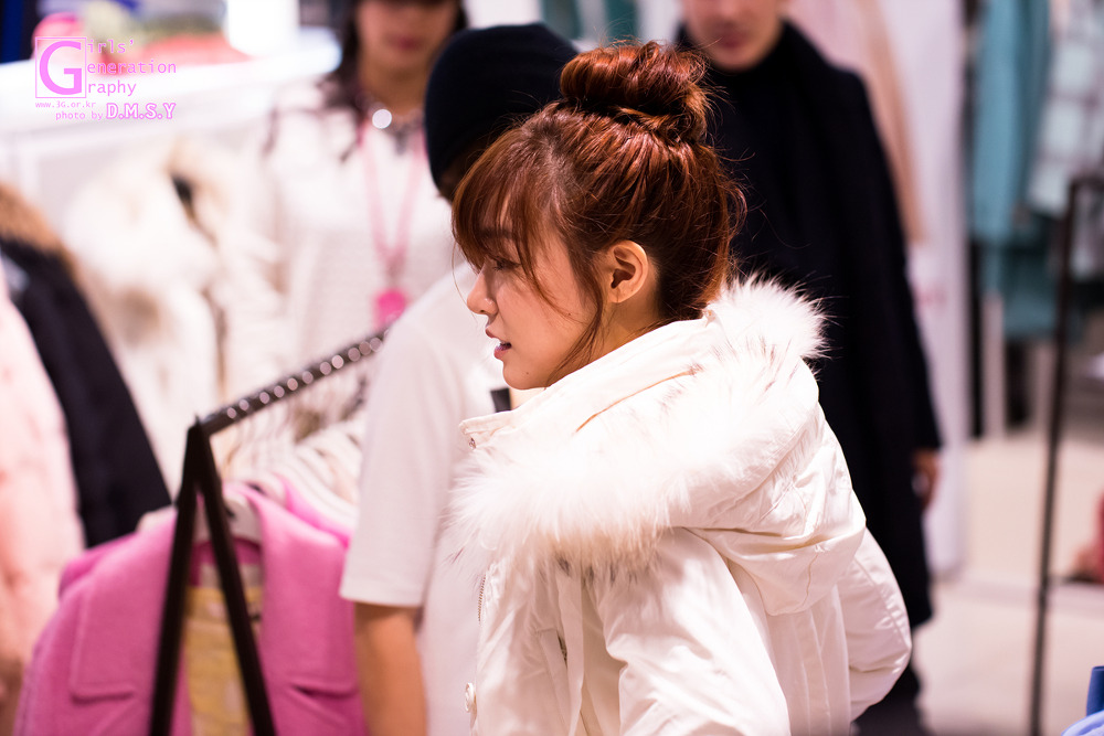 [PIC][28-11-2013]Tiffany ghé thăm cửa hàng "QUA" ở Hyundai Department Store vào trưa nay 23685A38529744CA27D43E