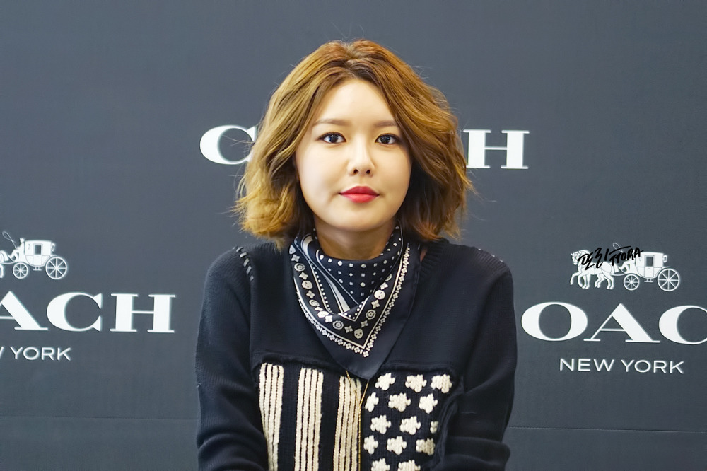  [PIC][27-11-2015]SooYoung tham dự buổi Fansign cho thương hiệu "COACH" tại Lotte Department Store Busan vào trưa nay 252DF53756754F8A15913E