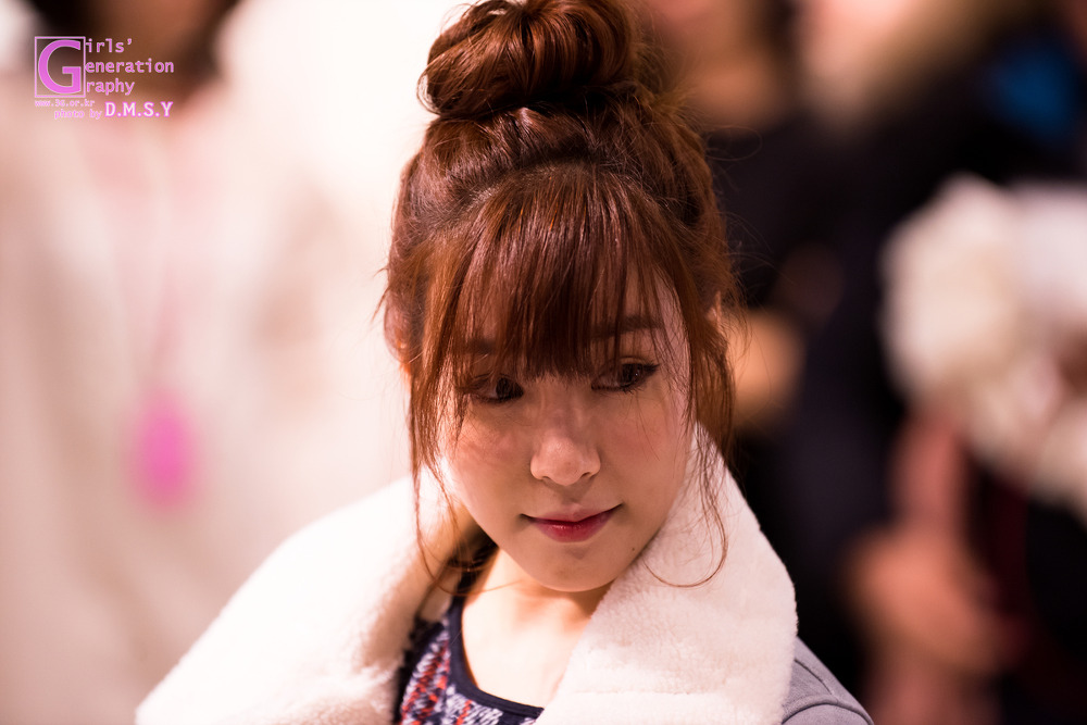 [PIC][28-11-2013]Tiffany ghé thăm cửa hàng "QUA" ở Hyundai Department Store vào trưa nay 25556E3B5297454532F309