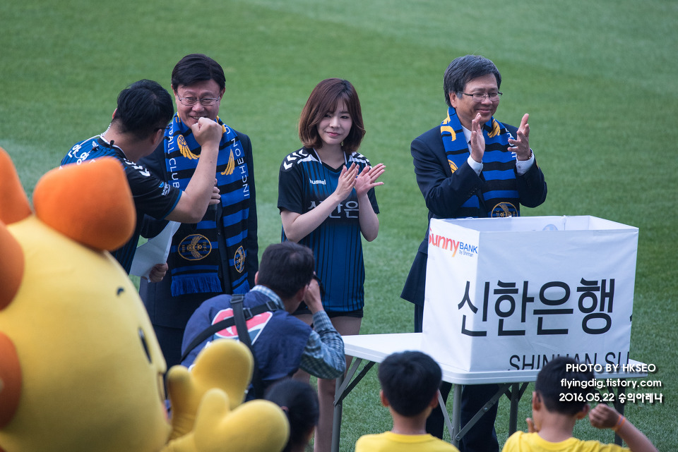 [PIC][22-05-2016]Sunny tham dự sự kiện "Shinhan Bank Vietnam & Korea Festival"  tại SVĐ Incheon Football Stadium vào hôm nay 267B093A5741B31122C753