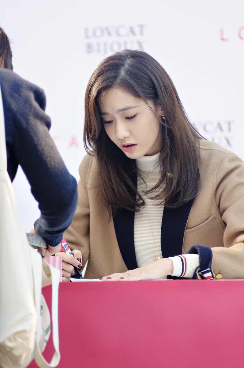 [PIC][24-10-2015]YoonA tham dự buổi fansign cho thương hiệu "LOVCAT" vào chiều nay - Page 4 270AB040562CA9ED197926