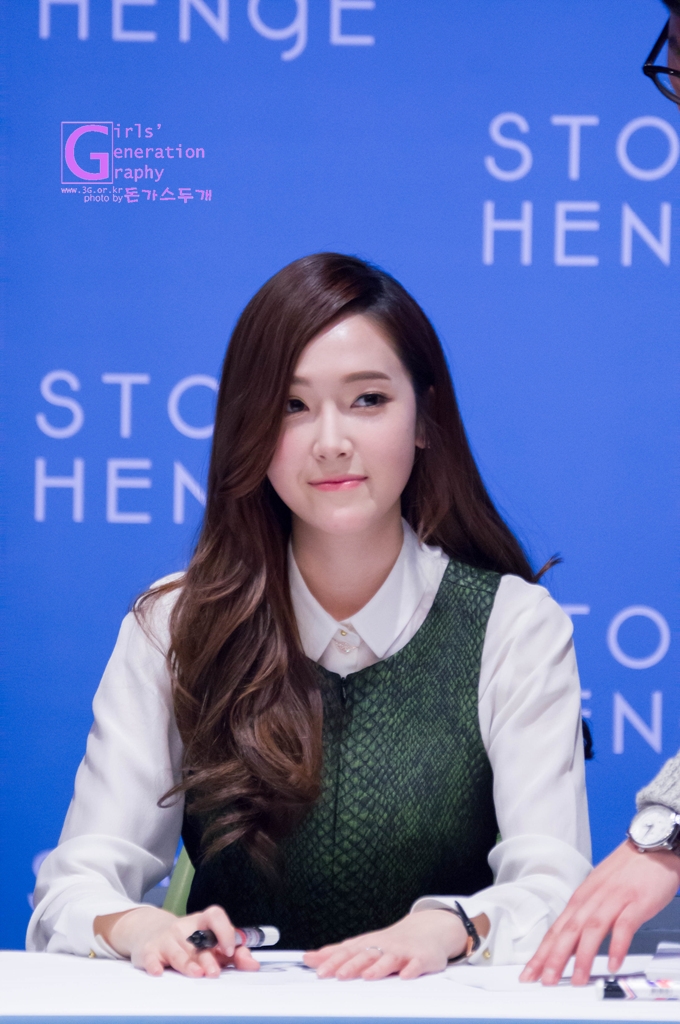 [PIC][01-12-2013]Jessica xuất hiện tại buổi fansign thứ 2 cho thương hiệu "STONEHENgE" vào trưa nay - Page 2 2762E250529C6103312A3A