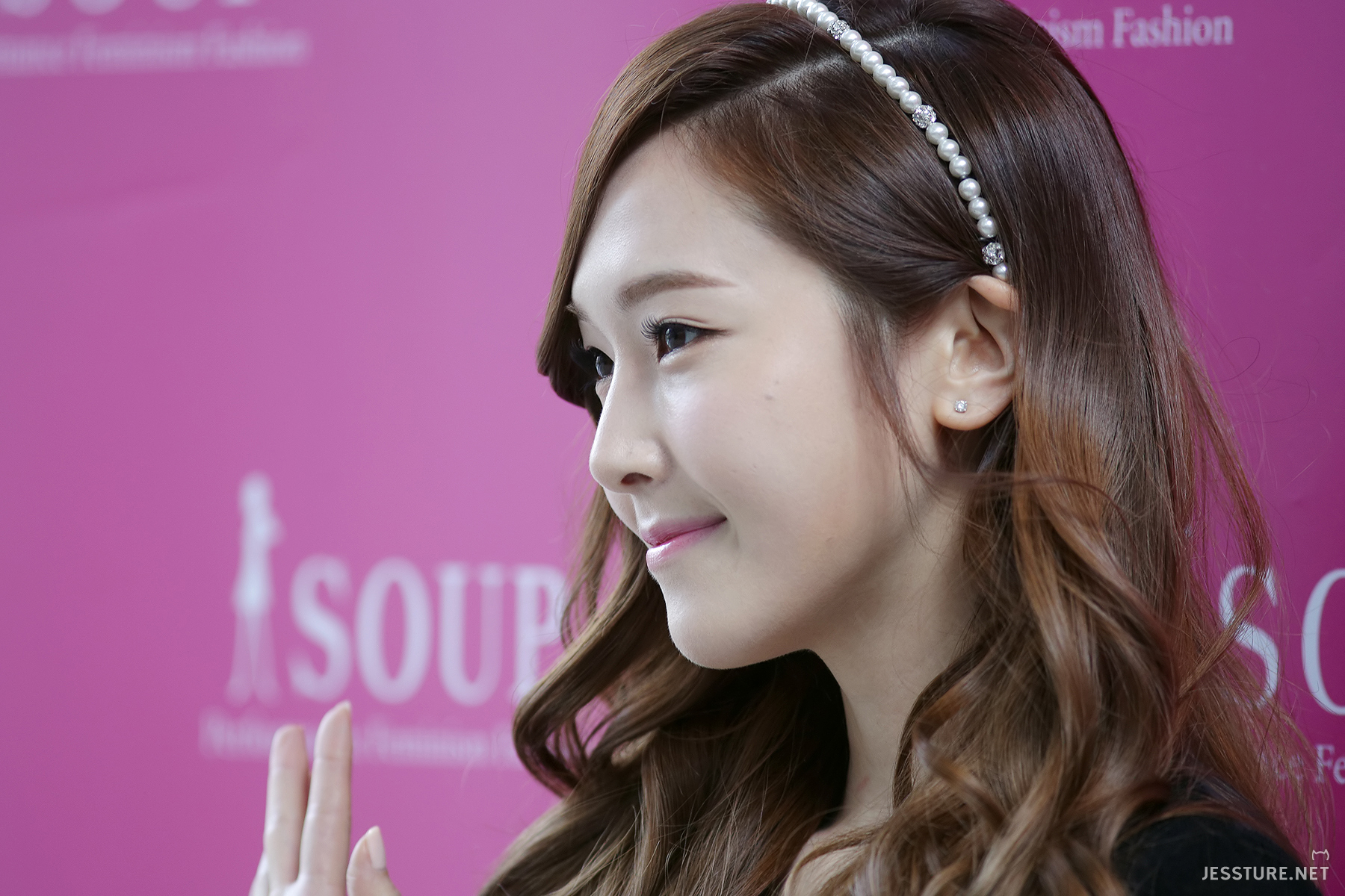 [PIC][04-04-2014]Jessica tham dự buổi fansign cho thương hiệu "SOUP" vào trưa nay 2777C0455340293818F8FA