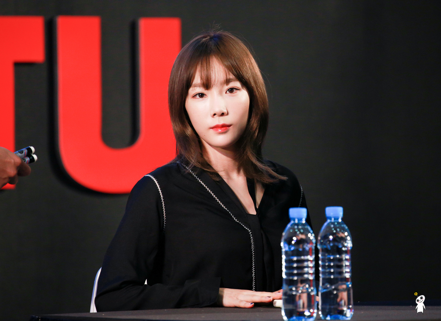 [PIC][18-11-2016]TaeYeon khởi hành đi Busan để tham dự buổi Fansign cho thương hiệu "Sword & Magic" vào hôm nay - Page 4 21077139582FE28919257A