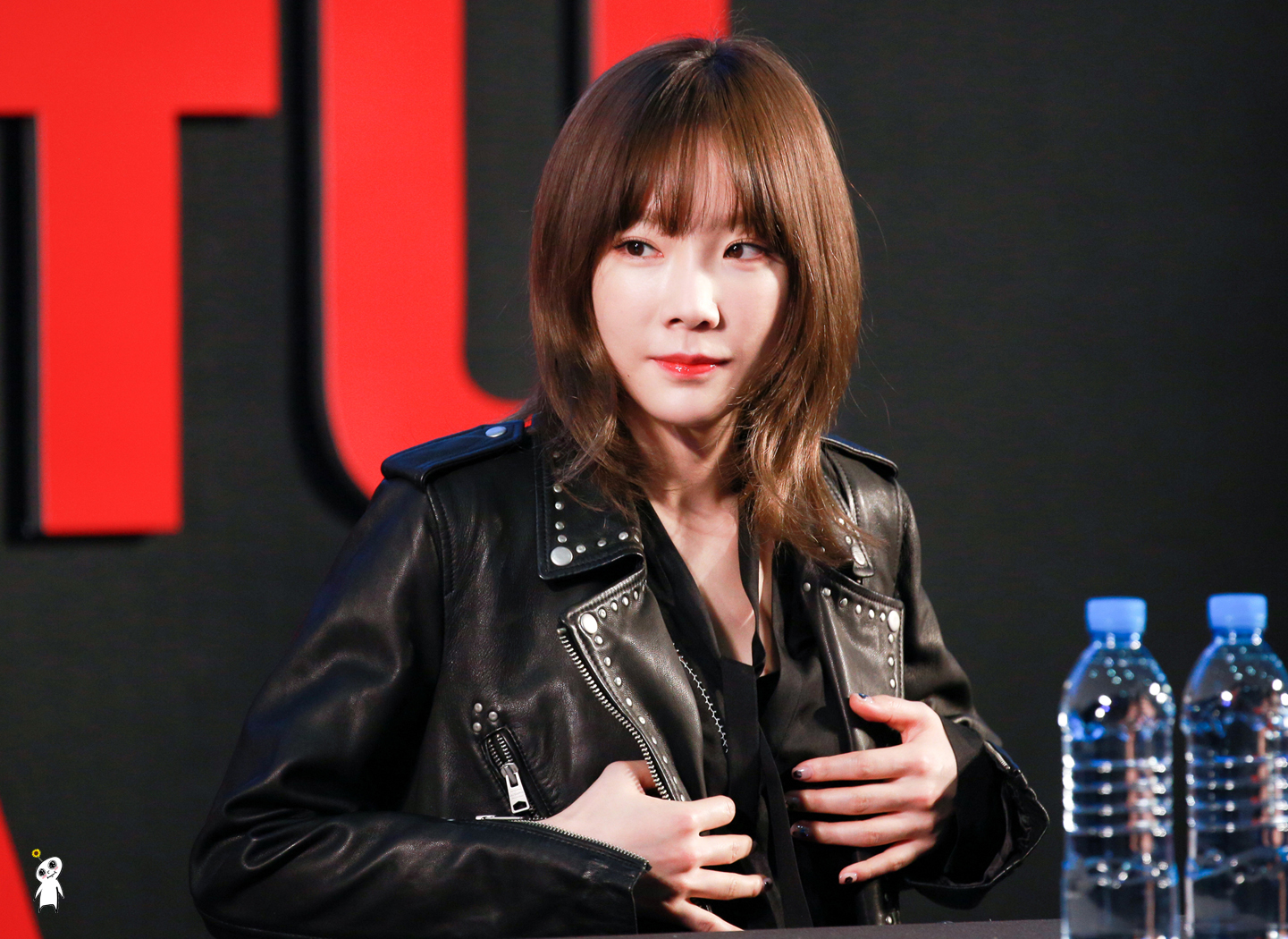 [PIC][18-11-2016]TaeYeon khởi hành đi Busan để tham dự buổi Fansign cho thương hiệu "Sword & Magic" vào hôm nay - Page 4 217BA039582FE27B21A7DB