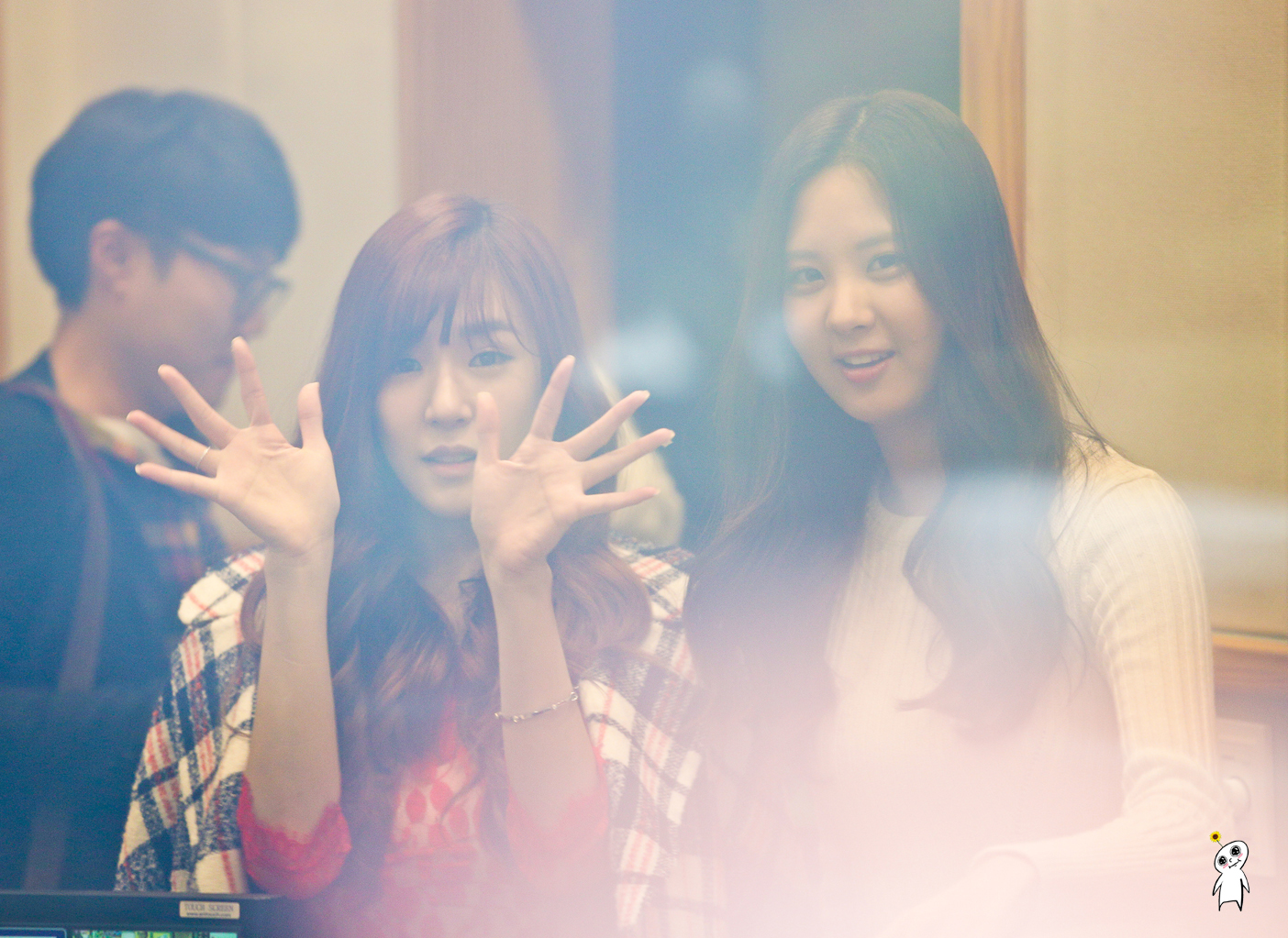 [PIC][29-10-2013]SeoHyun và Tiffany xuất hiện tại "KBS Cool FM Radio Jo JungChi & Harim 2 o'clock" vào trưa nay 2209693B52784663263D11