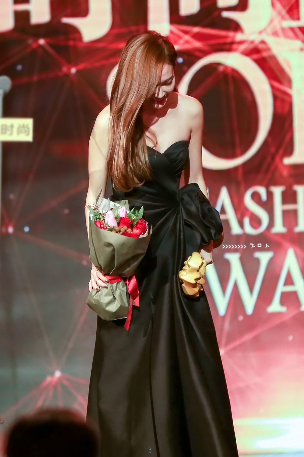 [PIC][23-12-2014]Jessica khởi hành đi Bắc Kinh để tham dự "Sohu Fashion Awards" vào sáng nay - Page 3 220D603F54FAF8CD03AF4A