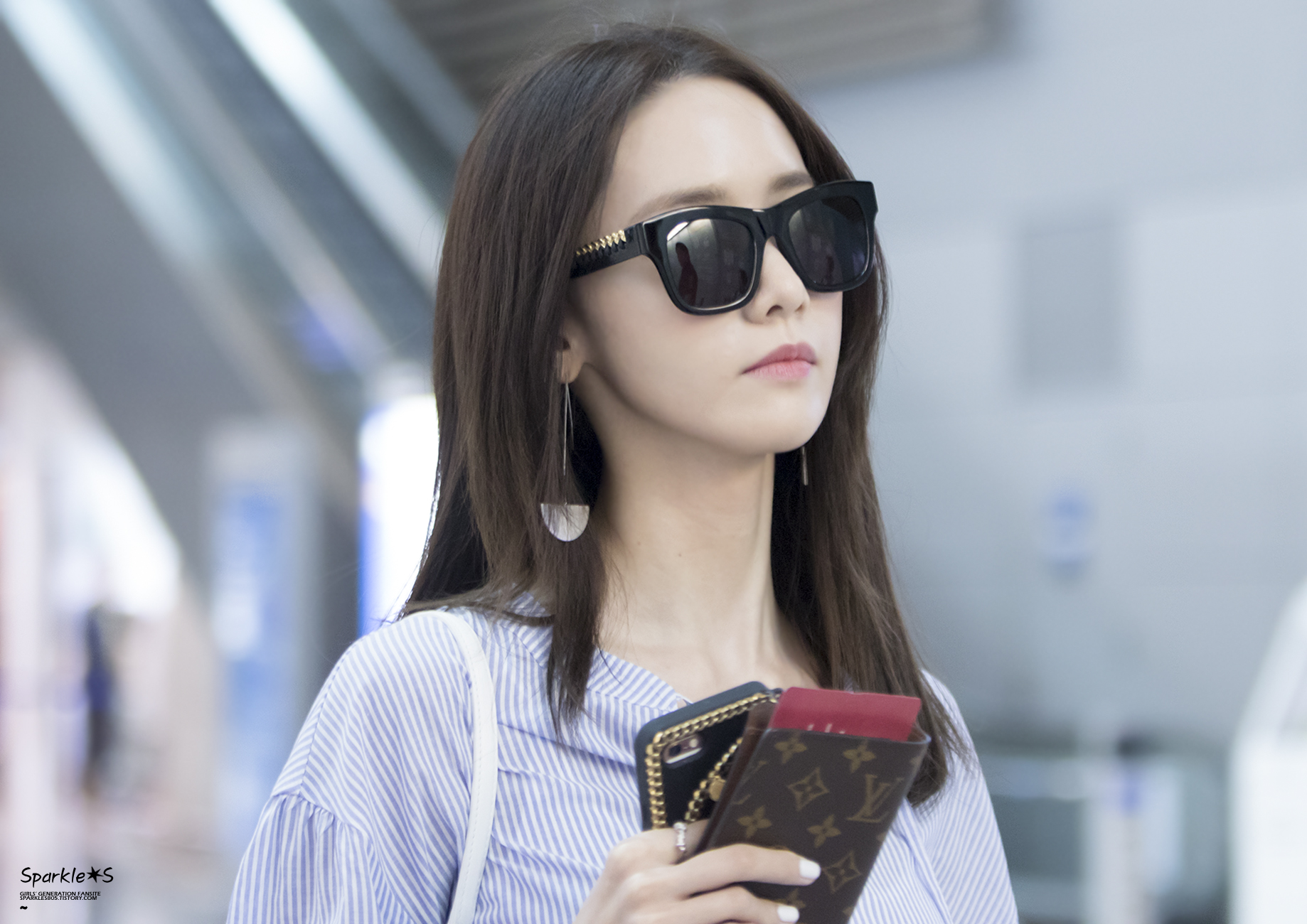 [PIC][24-06-2016]YoonA khởi hành đi Bắc Kinh - Trung Quốc để tham dự "2016 YoonA 1st Fanmeet - BLOSSOM in Beijing" vào sáng nay - Page 4 23065A43592C39492C1877