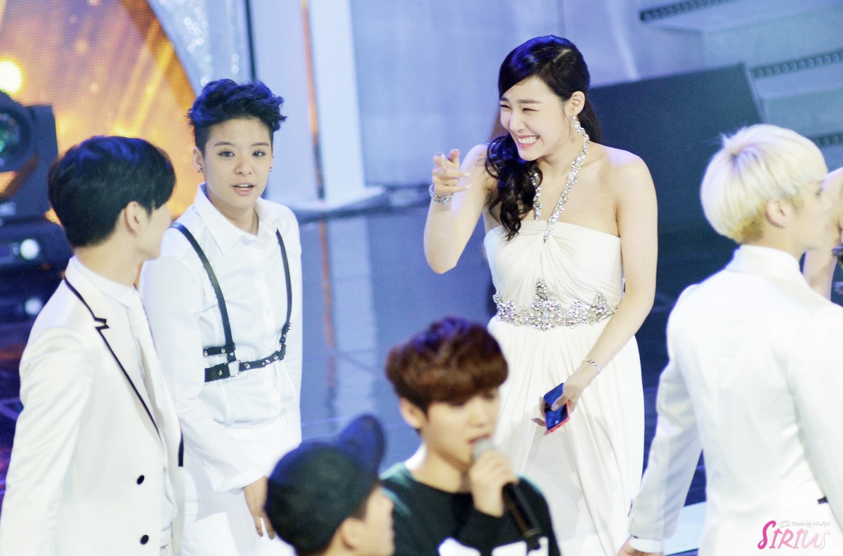 [PIC][16-01-2014]Hình ảnh từ "JTBC 28th Golden Disk Award" của MC TaeYeon và Tiffany vào tối nay + SNSD giành chiến thắng với 2 giải thưởng 231FA84D52D805E51C778B