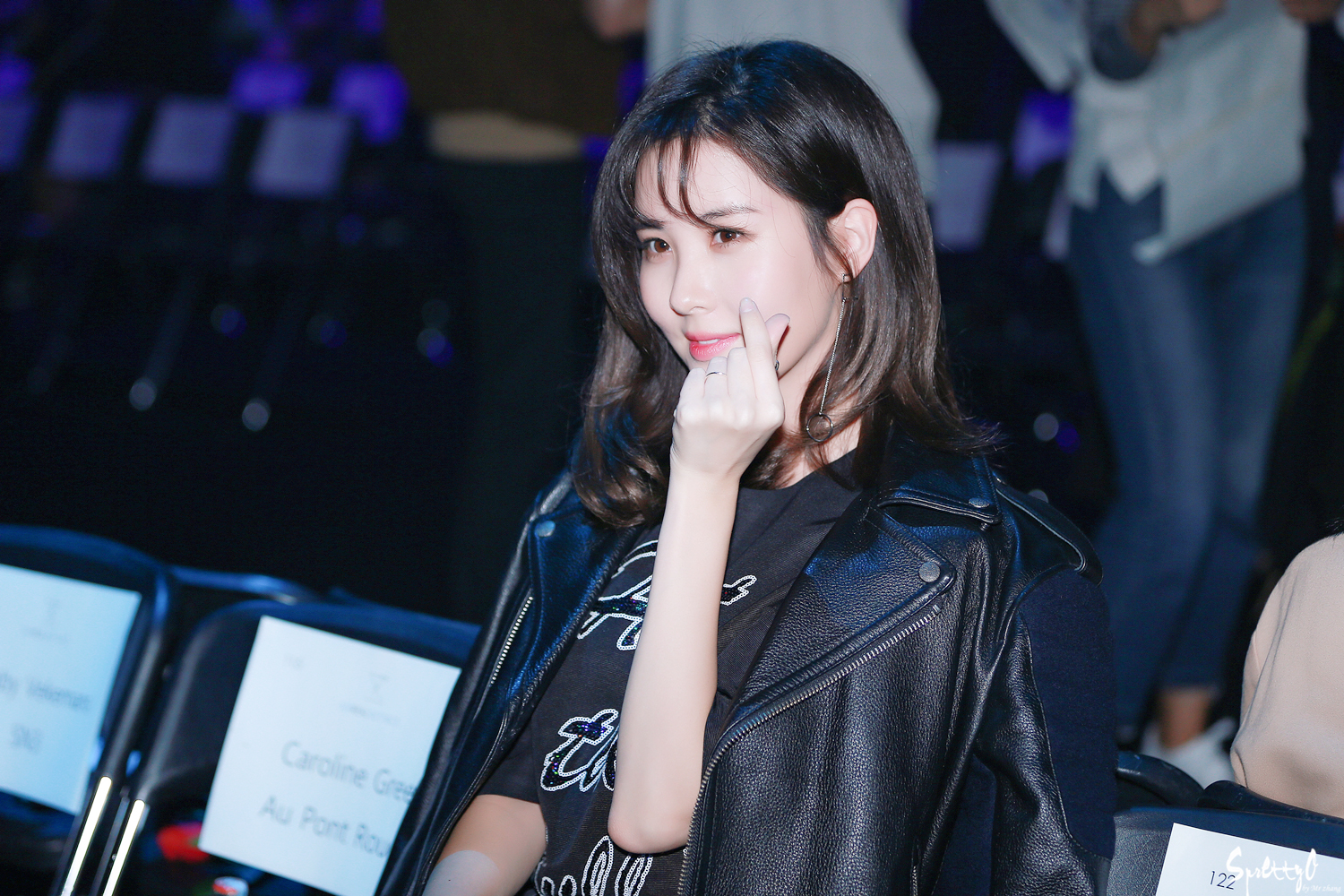 [PIC][21-10-2016]SeoHyun tham dự sự kiện ra mắt BST Xuân - Hè của thương hiệu "SURREAL BUT NICE" trong khuôn khổ "2017 S/S HERA Seoul Fashion Week" vào hôm nay  24128239580A3505257E2B