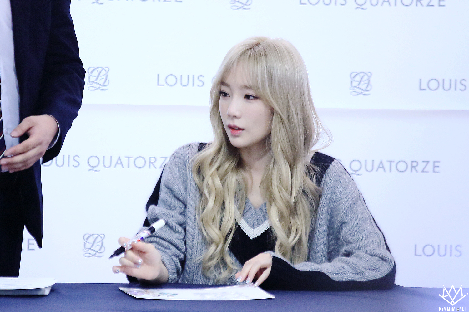 [PIC][27-11-2015]TaeTiSeo tham dự buổi Fansign cho thương hiệu "Louis Quartoze" tại Lotte Department Store Busan vào chiều nay - Page 6 2444993756A7589201680B