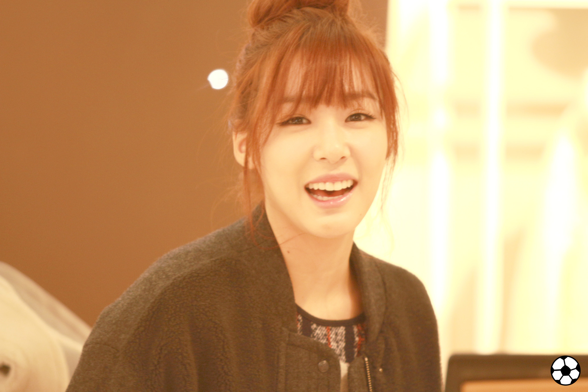 [PIC][28-11-2013]Tiffany ghé thăm cửa hàng "QUA" ở Hyundai Department Store vào trưa nay - Page 3 26410D4F5298BA6809C352