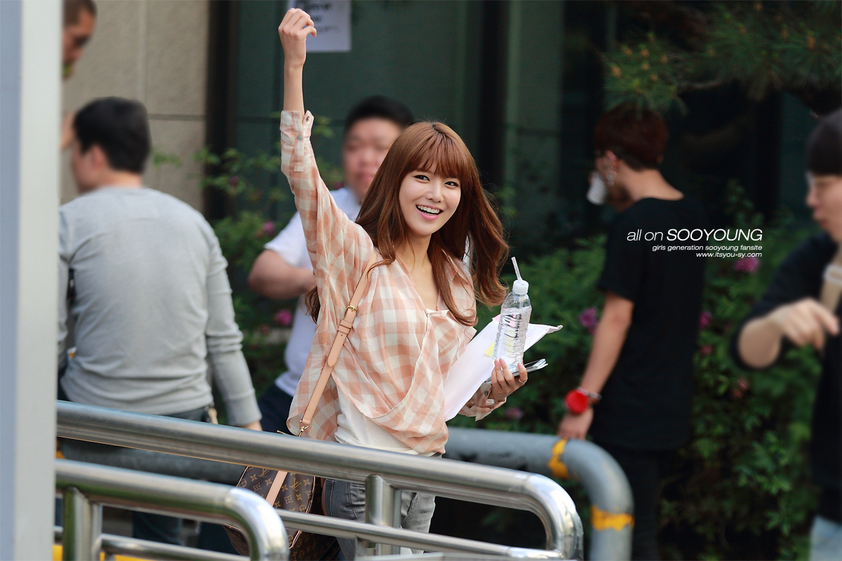 [PIC][17-05-2013]SNSD xuất hiện tại toà nhà KBS để biểu diễn tại chương trình "Music Bank Đặc biệt tập 700" vào sáng nay - Page 2 27113D4651BFFB561BA459